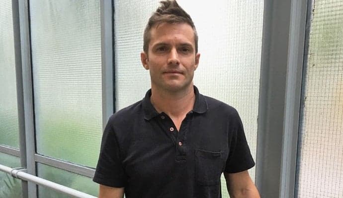 Fora da TV, ator Cláudio Heinrich posta foto em ônibus e vira piada