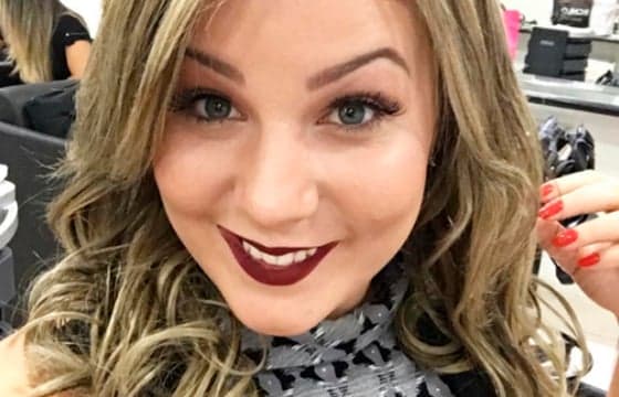 Ex-BBB Maria Claudia se descuida, leva tombo com onda na praia e quase se cai