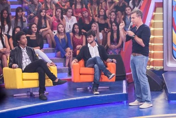 Felipe Simas e Juan Paiva doam cadeiras de rodas usadas em "Totalmente Demais" no "Caldeirão"