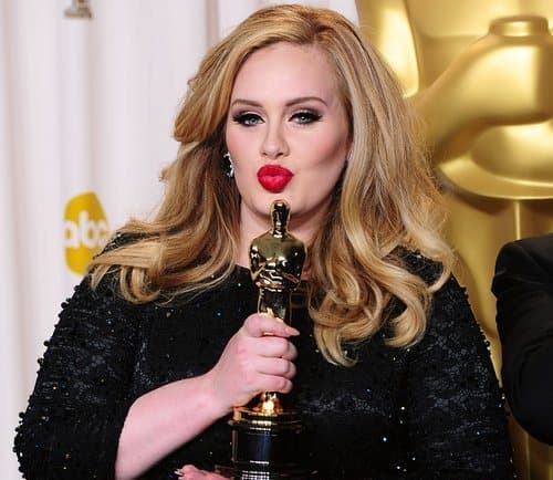 Adele surpreende e aparece irreconhecível em festa de 30 anos; veja