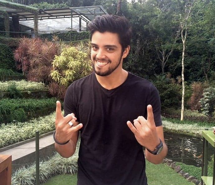 Rodrigo Simas fala sobre caracterização para "Novo Mundo" e bastidores da novela
