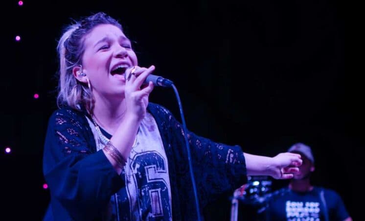 Priscilla Alcântara é atacada por evangélicos ao cantar música de Ivete Sangalo no meio do culto: "Isso é de Deus?"