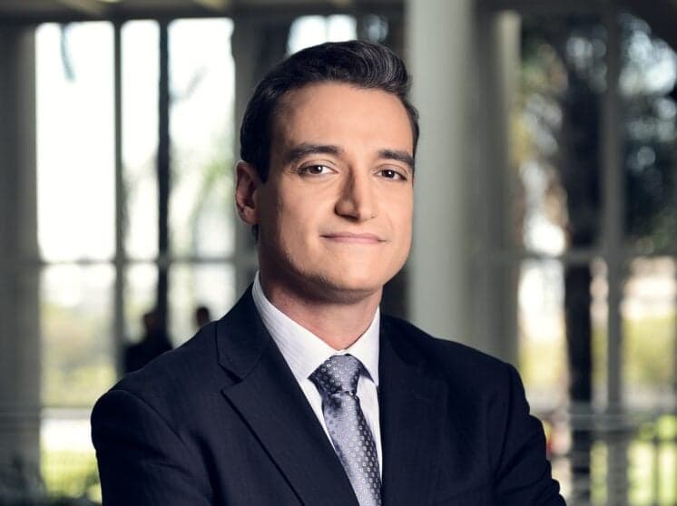 Ao vivo, repórter tenta pagar passagem com crachá da Globo