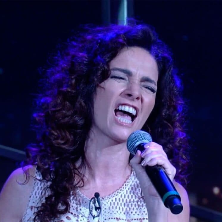 Claudia Ohana pede desculpas após cantar música de Nirvana