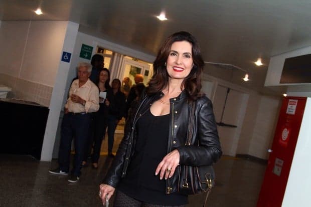 Fátima Bernardes é vista fazendo compras em shopping ao lado da filha