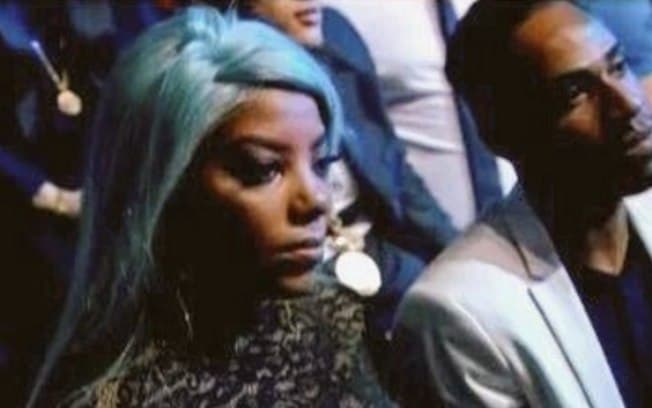 Ludmilla se recusa a falar com fãs e finge ser outra pessoa em praia: “Kátia”; veja o vídeo