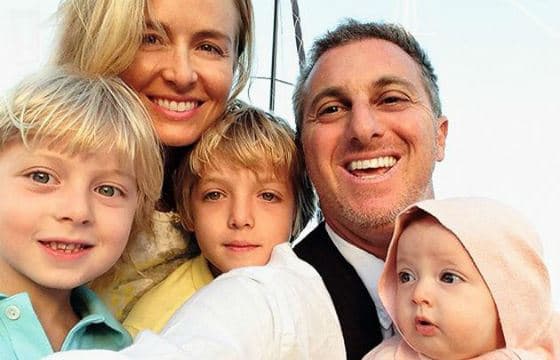Angélica diz que Luciano Huck prepara a ceia de Natal da família