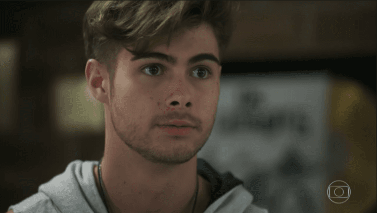 "Rock Story": Manu beija Léo Régis após acusá-lo de assédio sexual