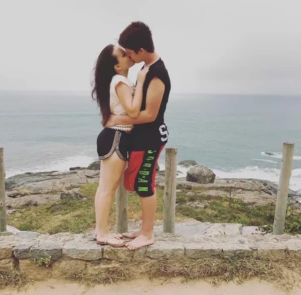 Larissa Manoela e João Guilherme aproveitam folga nas gravações com beijo apaixonado na praia