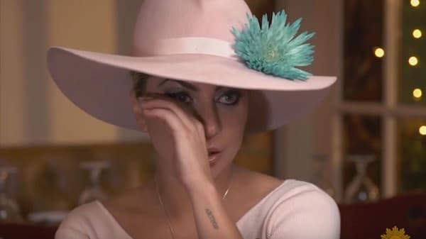 Lady Gaga se emociona ao falar sobre o lado ruim da fama: "Sinto falta das pessoas"