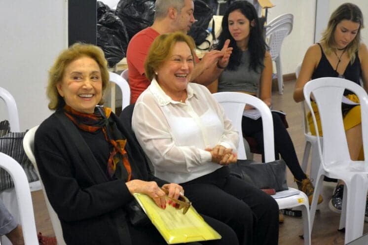 Nicette Bruno e Eva Wilma tentam acompanhar Backstreet Boys em festa da Globo e viram sucesso na internet