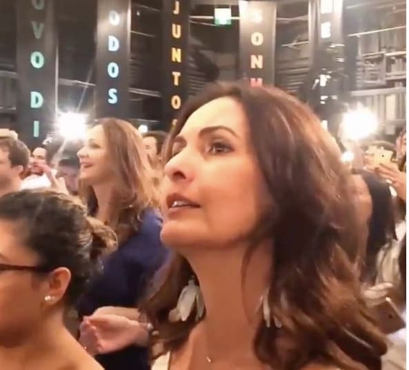 Fátima Bernardes evita William Bonner e fica bem longe dele em gravação de vinheta da Globo