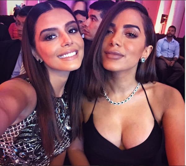 Anitta aparece "esquisita" em foto e boca volta a ser motivo de piada