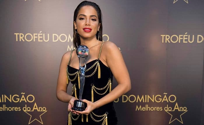 Cantora Anitta debocha de comentário de Ronaldo Ésper na Record