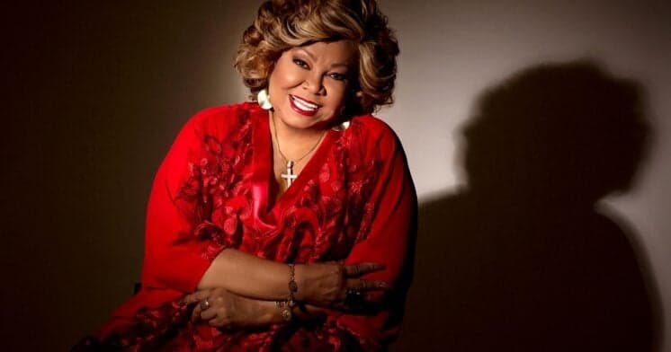 Bafo! Fã descontrolado invade palco durante apresentação de Alcione e cantora reage de forma inacreditável