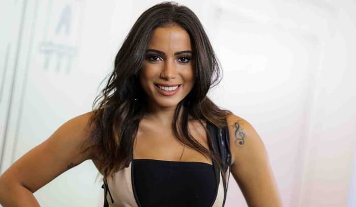 Anitta revela com que idade deu primeiro beijo
