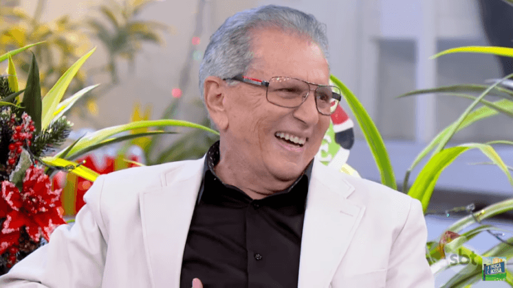 Carlos Aberto de Nóbrega posta foto de sunga ao lado da namorada
