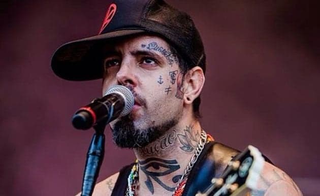 Tico Santa Cruz surpreende e tatua uma cobra em lugar inusitada do corpo; veja