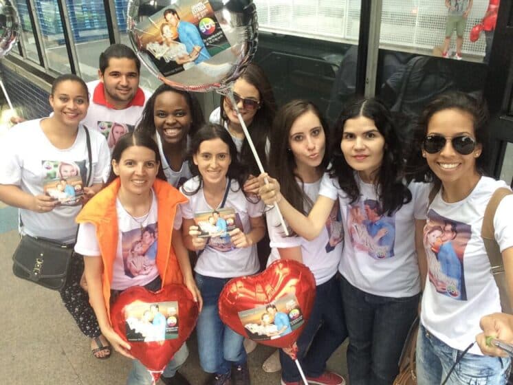 Fãs vão às ruas para fazer divulgação gratuita de novela do SBT