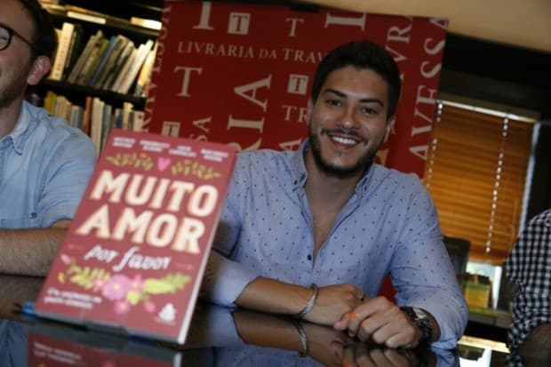 Arthur Aguiar lança livro de contos românticos: "Me inspirei no amor"