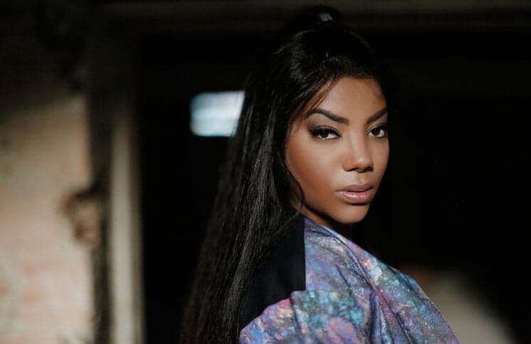 Ludmilla ostenta com acessórios caros, é criticada e cantora rebate com deboche: "reza um pai nosso"