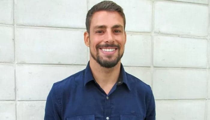 Cauã Reymond rebate seguidor que deu puxão de orelha