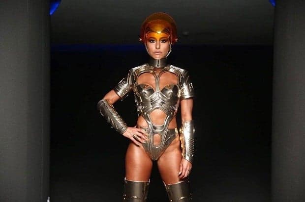 Sabrina Sato se transforma em android sexy para festa; veja!