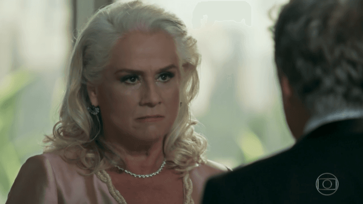Com medo, Vera Holtz revela que abandonou casamento na porta de cartório
