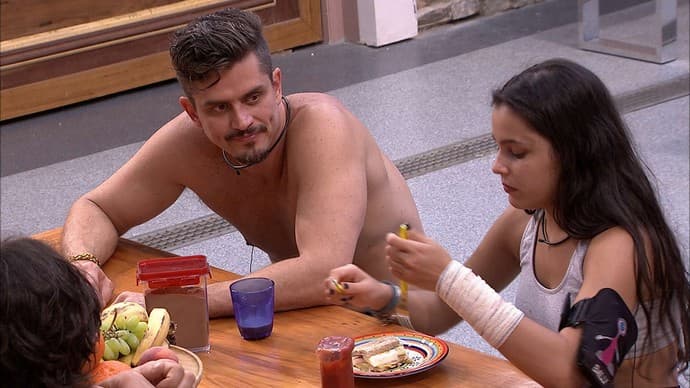 "BBB17": Marcos critica Emilly: "saber de cor música sertaneja não põe comida na mesa"