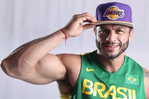 Ex-BBB coloca dente de ouro e causa na web