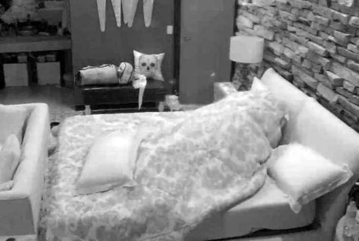 "BBB17": Na cama, Marcos se declara para Emilly: "Eu estou apaixonado por você"