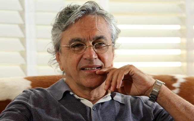 Caetano Veloso dá bronca em Marco Luque nos bastidores do "Altas Horas"