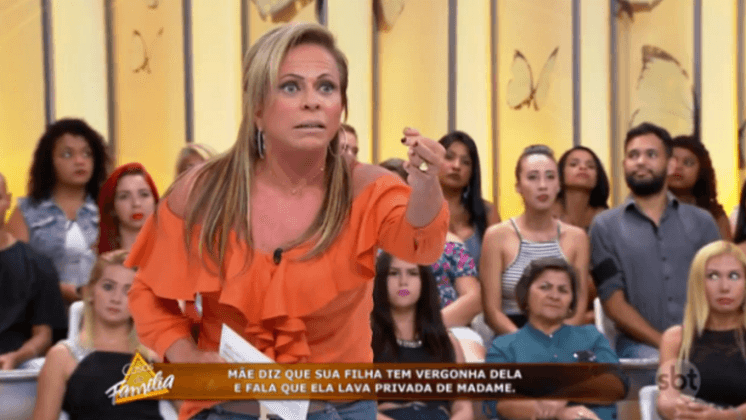 Mulher é expulsa e sai carregada do "Casos de Família" após briga com Christina Rocha