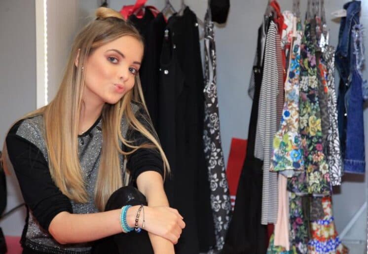 Rival de Larissa Manoela, Giovanna Chaves lança coleção de roupas