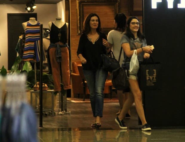 Fátima Bernardes é vista fazendo compras em shopping ao lado da filha (Foto: Reprodução)