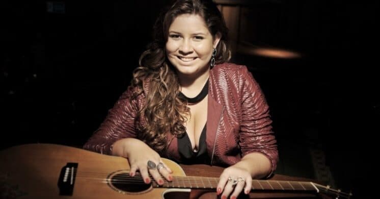 Marília Mendonça faz show após operação no joelho e fala de dores