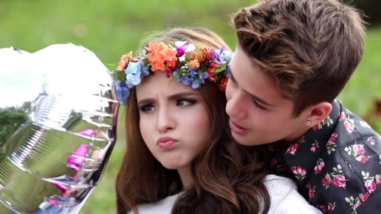 Larissa Manoela posta foto com o ex João Guilherme, mas esconde seu rosto