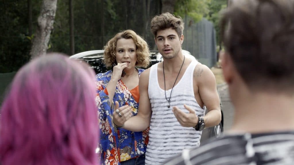"Rock Story": Néia sofre as consequências por defender o filho. (Foto: Gshow) "Rock Story": Néia sofre as consequências por defender o filho. (Foto: Gshow)