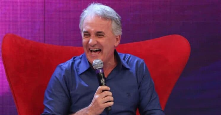 Nas madrugadas do SBT, Otávio Mesquita consolida vice-liderança isolada e vira ameaça para a Globo