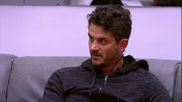 "BBB17": Marcos alfineta Ieda por estar sem sutiã; veterana rebate: "você também não tá usando"