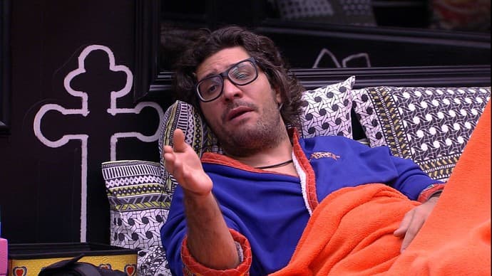 "BBB17": Ilmar toma atitude com presentes que recebeu de Marcos e Emilly e faz desabafo