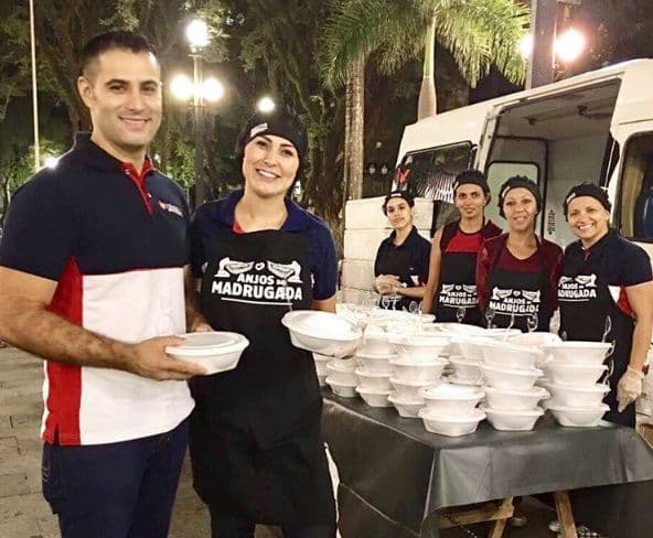 Andressa Urach distribui marmitas para moradores de rua de SP
