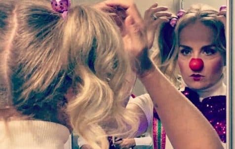Vestida de palhaço, Angélica alegra crianças em hospital de São Paulo
