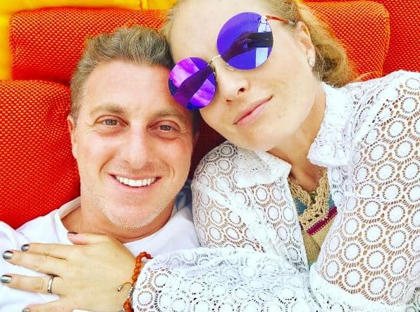Angélica completa 30 anos de carreira e Luciano Huck comemora com foto antiga