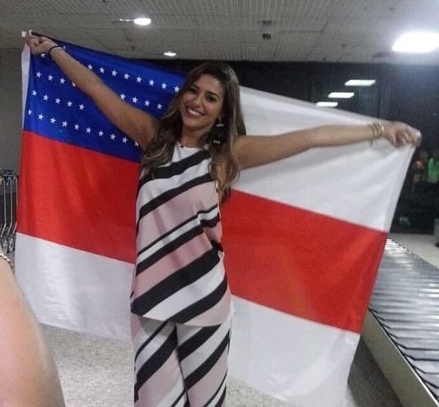 Vivian, ex-BBB, é recebida por uma multidão em Manaus
