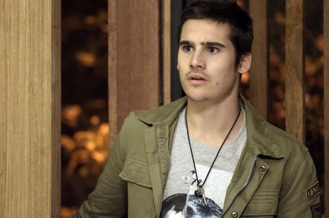 "Rock Story": Zac enfrenta a mãe e descobre verdade sobre armação