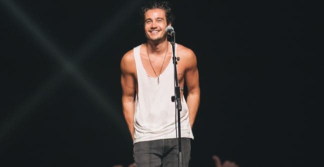 Com agenda de shows vazia, Tiago Iorc se ausenta também do Brasil