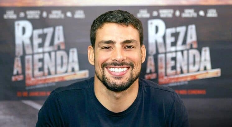 Cauã Reymond surge "muito branco" em selfie com fã