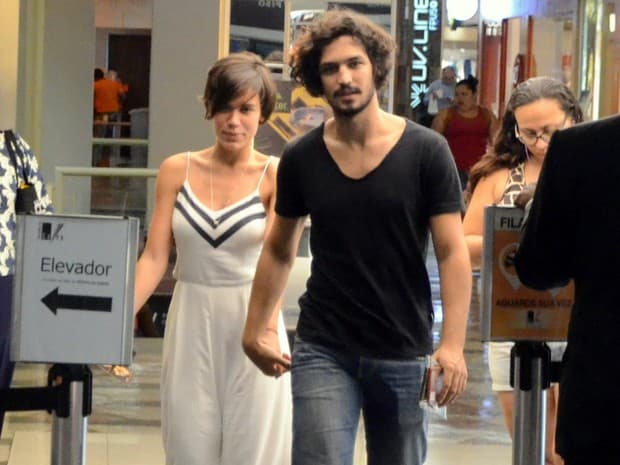 Casal Gabriel Leone e Carla Salle debocham de fotógrafos em show após truque
