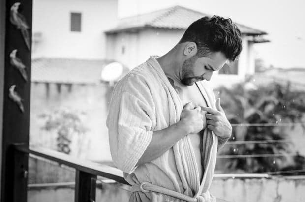Sertanejo gato exibe o corpo no palco dos seus shows; veja fotos